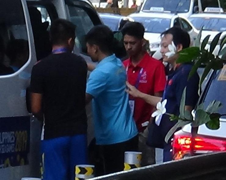 Quang Hai tap tenh di kiem tra chan thuong hinh anh