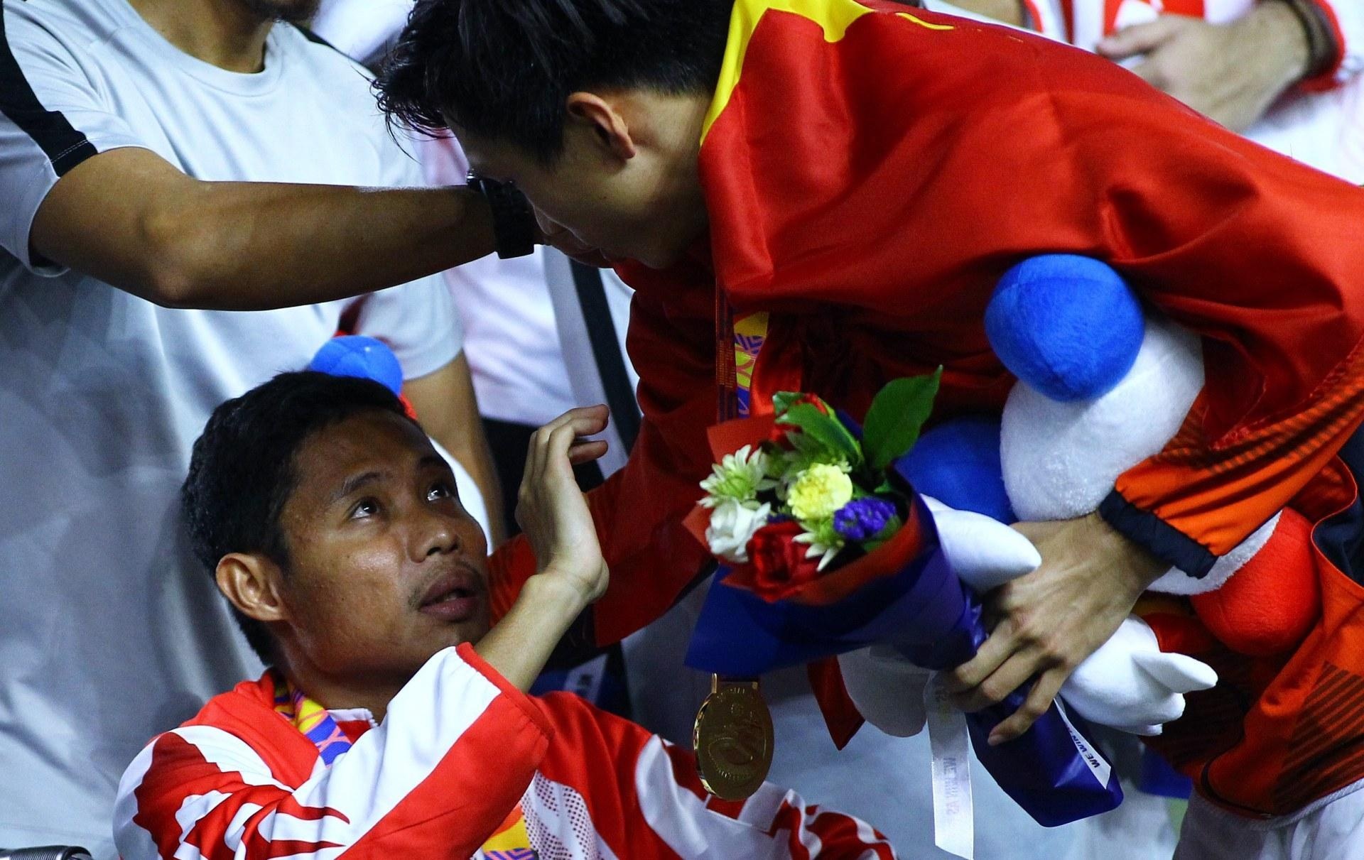 Thay Evan Dimas thong cam voi pha bong cua Van Hau hinh anh