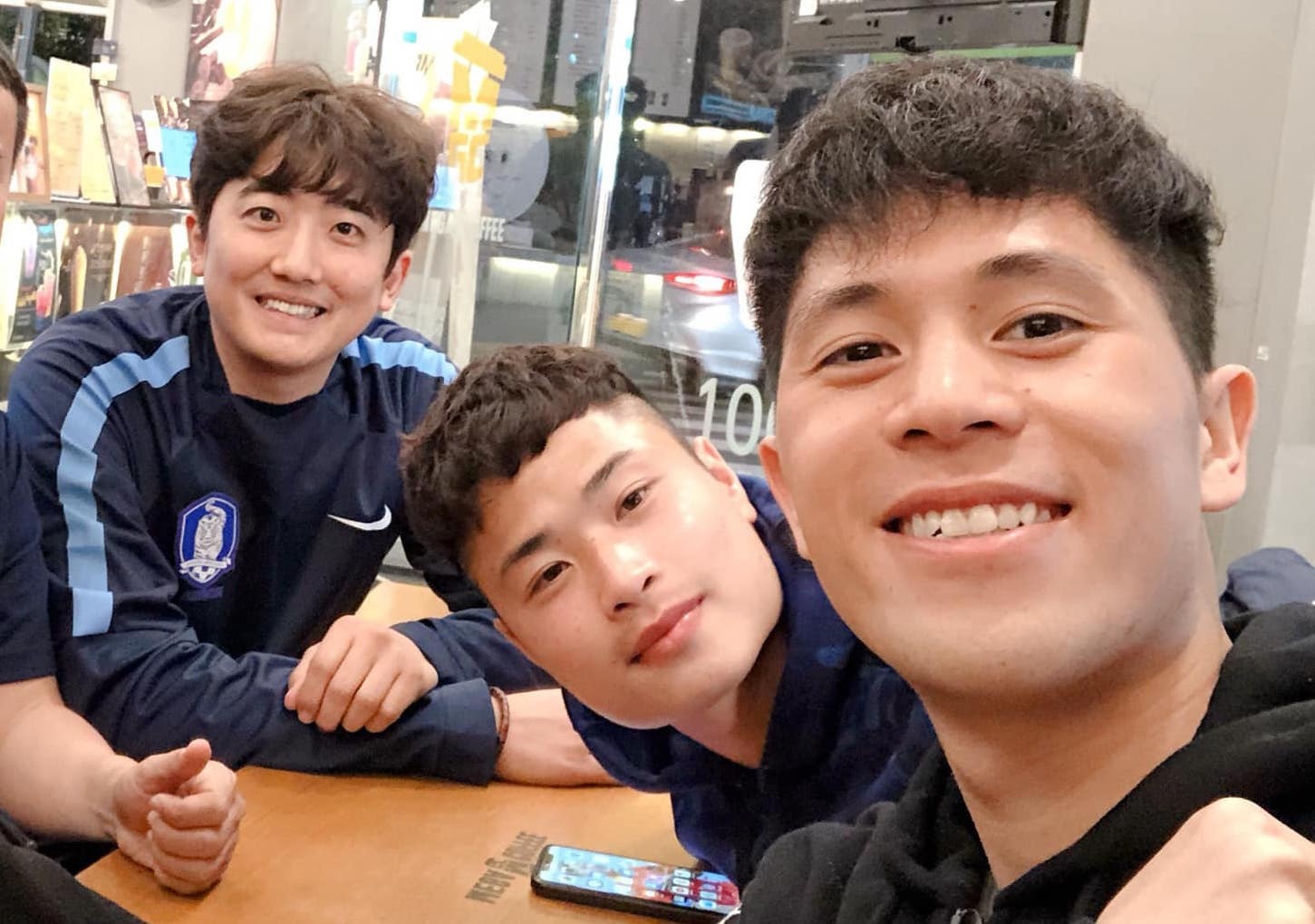 Nhieu cau thu U23 Viet Nam dang anh di choi trong dem cuoi o Han Quoc hinh anh