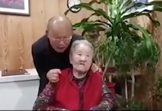 HLV Park huong dan me noi cam on bang tieng Viet hinh anh