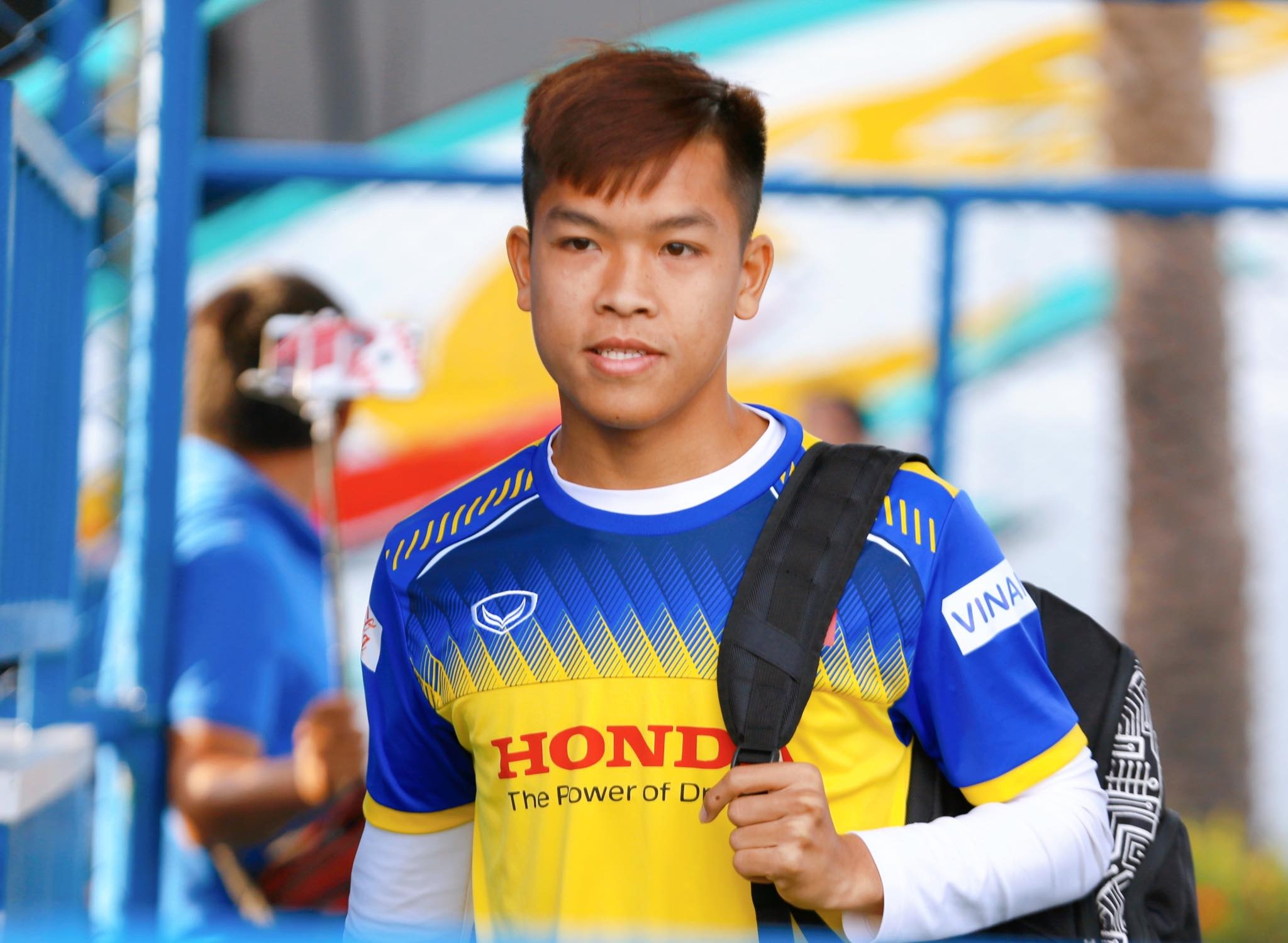 HLV Park trao ao so 10 cho Huu Thang hinh anh