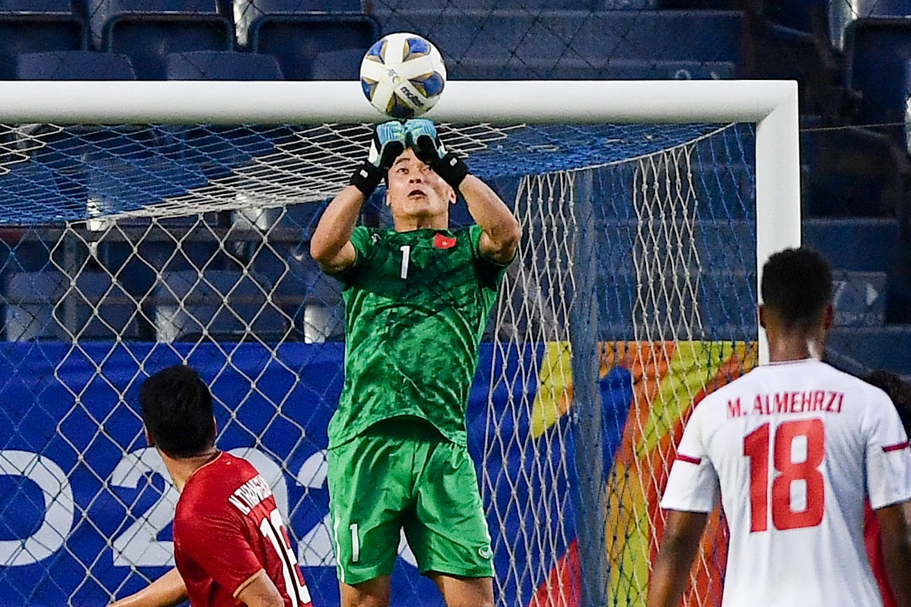 Bao chau A: ‘Bui Tien Dung cuu ngay ra quan cua U23 Viet Nam’ hinh anh