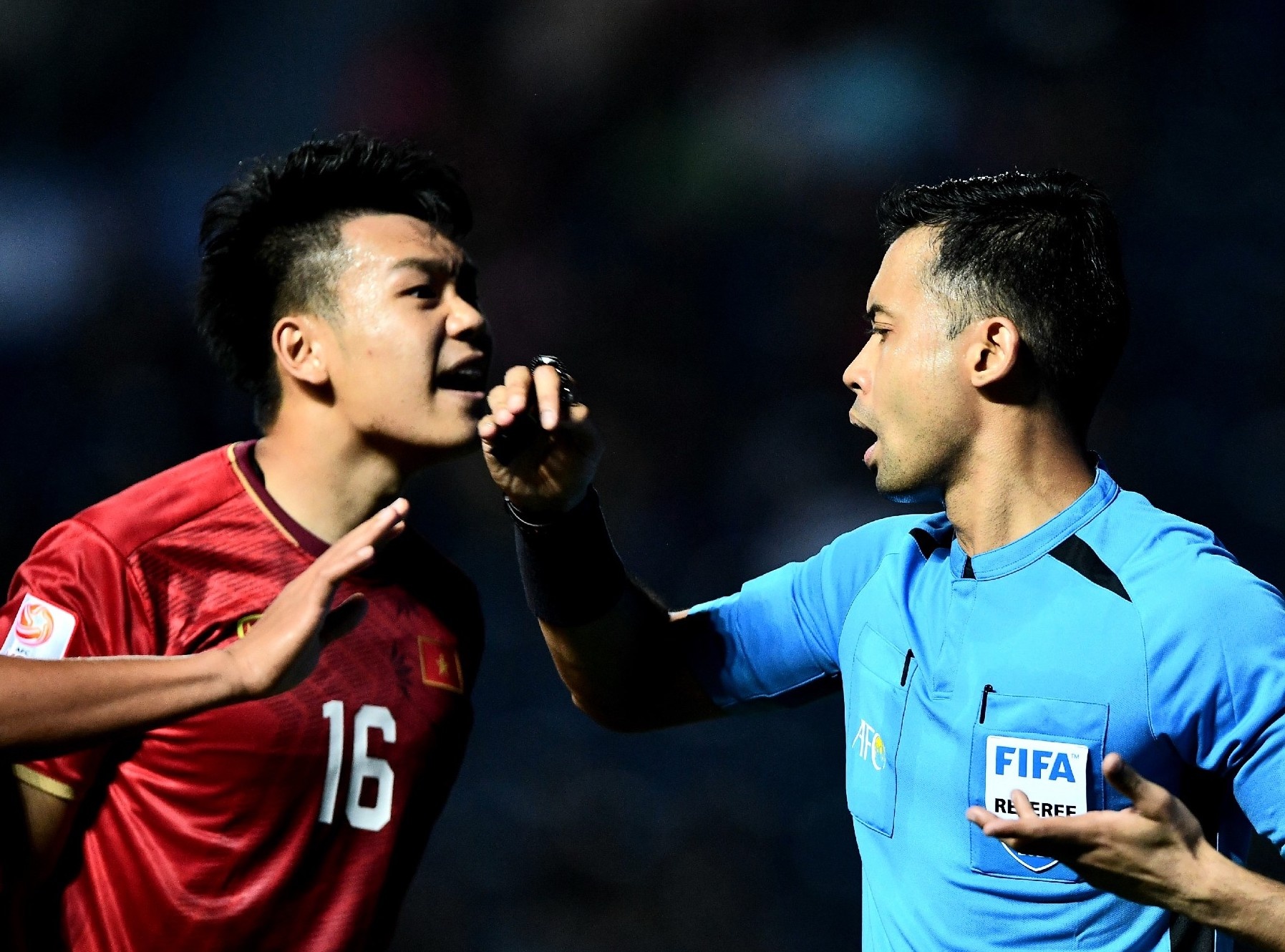 Trong tai khong thoi penalty sau pha cham tay cua cau thu UAE hinh anh