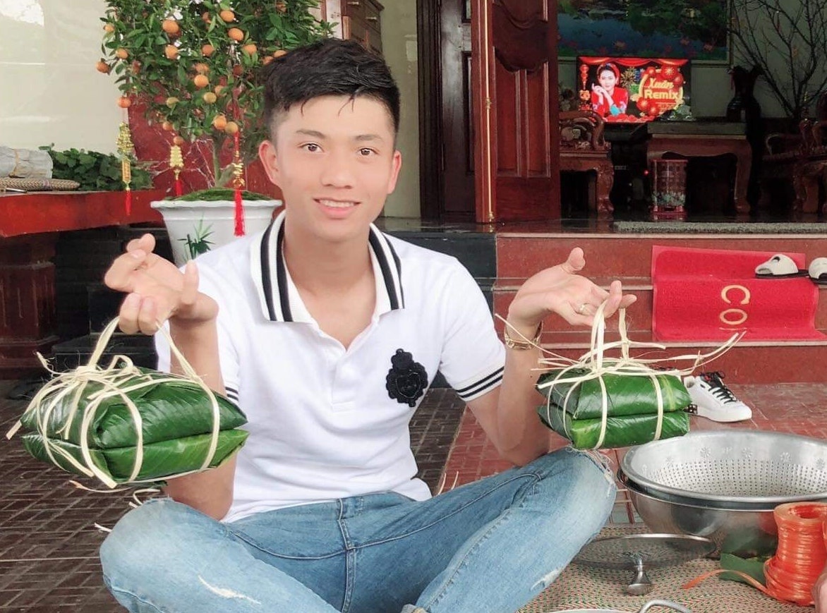 Van Duc goi banh chung cho me vo hinh anh