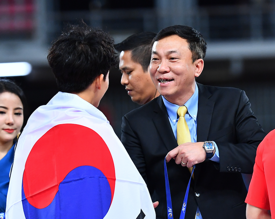 Ong Tran Quoc Tuan trao cup cho nha vo dich U23 chau A 2020 hinh anh