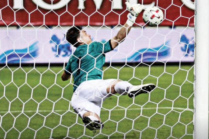 Van Lam 2 lan can penalty giup Muangthong thang tran hinh anh