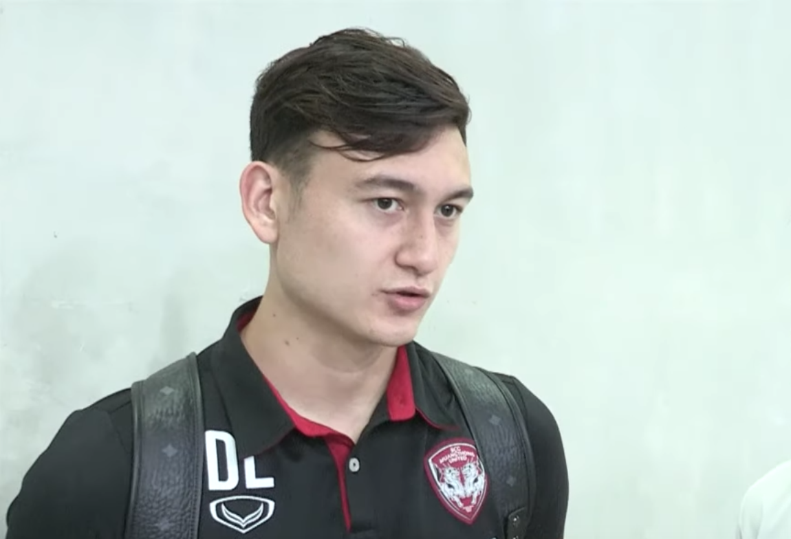 Van Lam huong den danh hieu dau tien trong mau ao Muangthong hinh anh