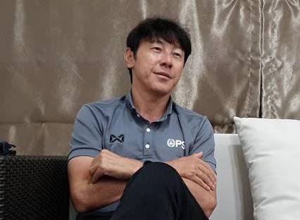 HLV Shin Tae-yong thach thuc tuyen Viet Nam va Thai Lan hinh anh