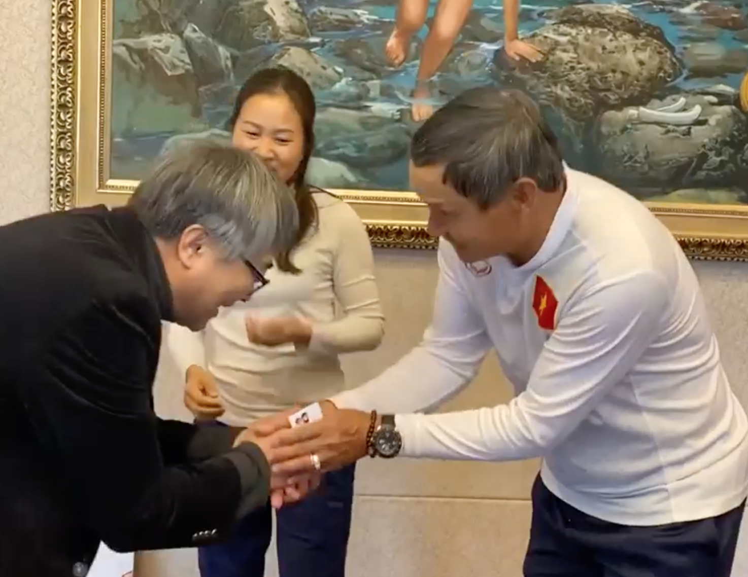 HLV Park tang dac san cua Han Quoc cho tuyen nu Viet Nam hinh anh