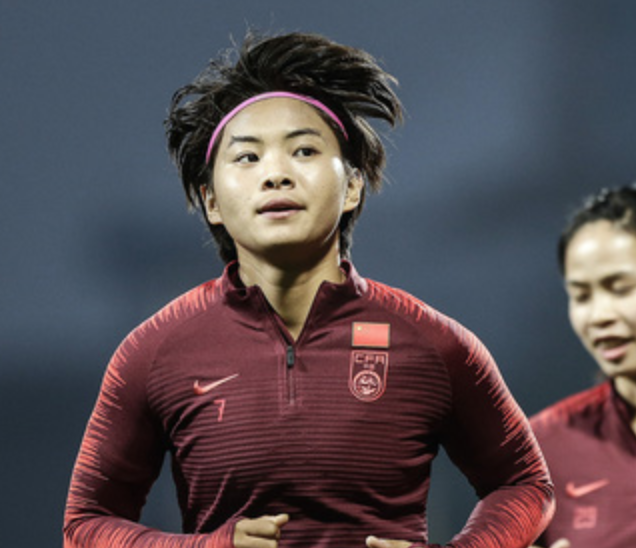 Nu cau thu Trung Quoc tap luyen tren san thuong hinh anh