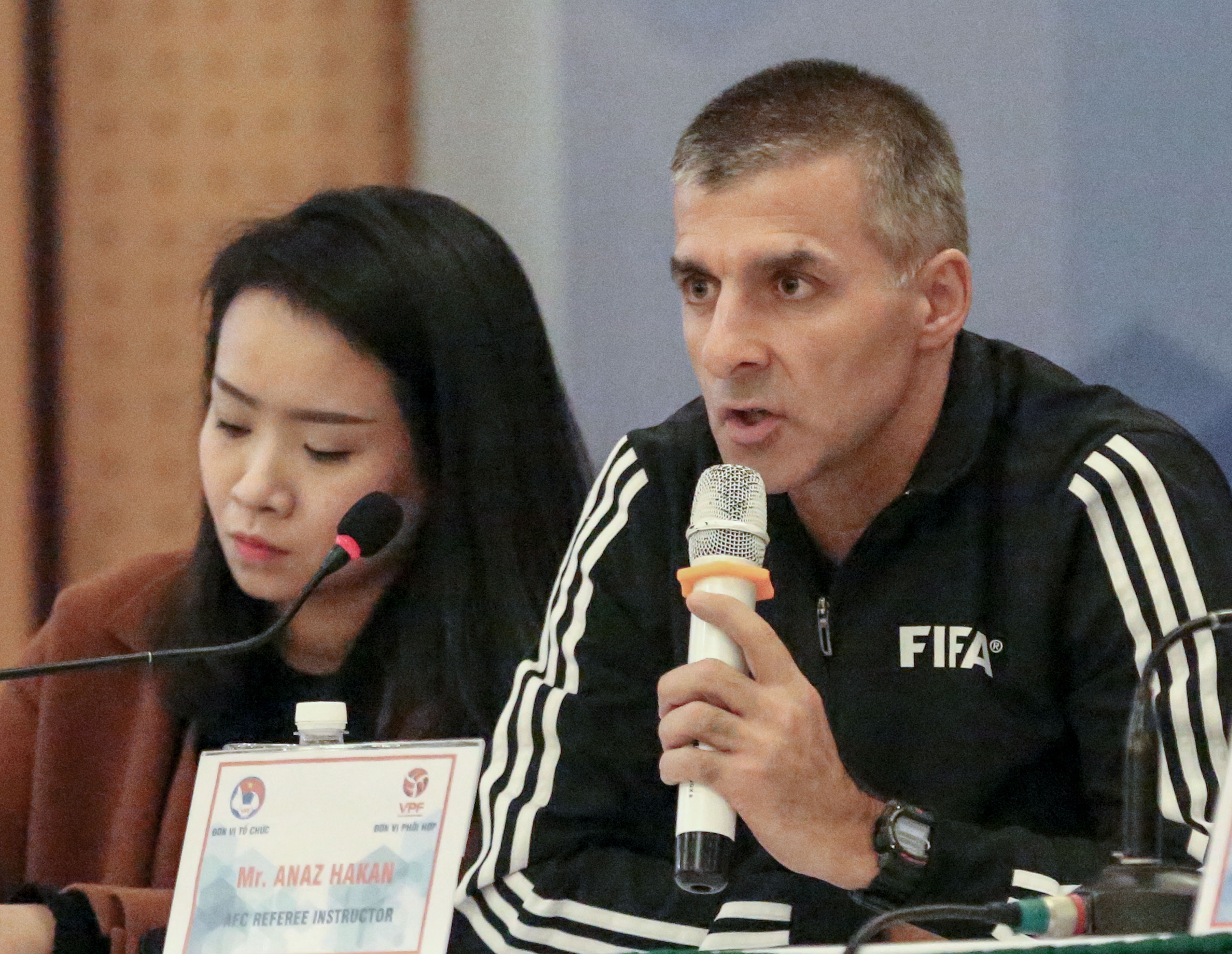 Dai dien AFC muon nang chat luong trong tai Viet Nam hinh anh