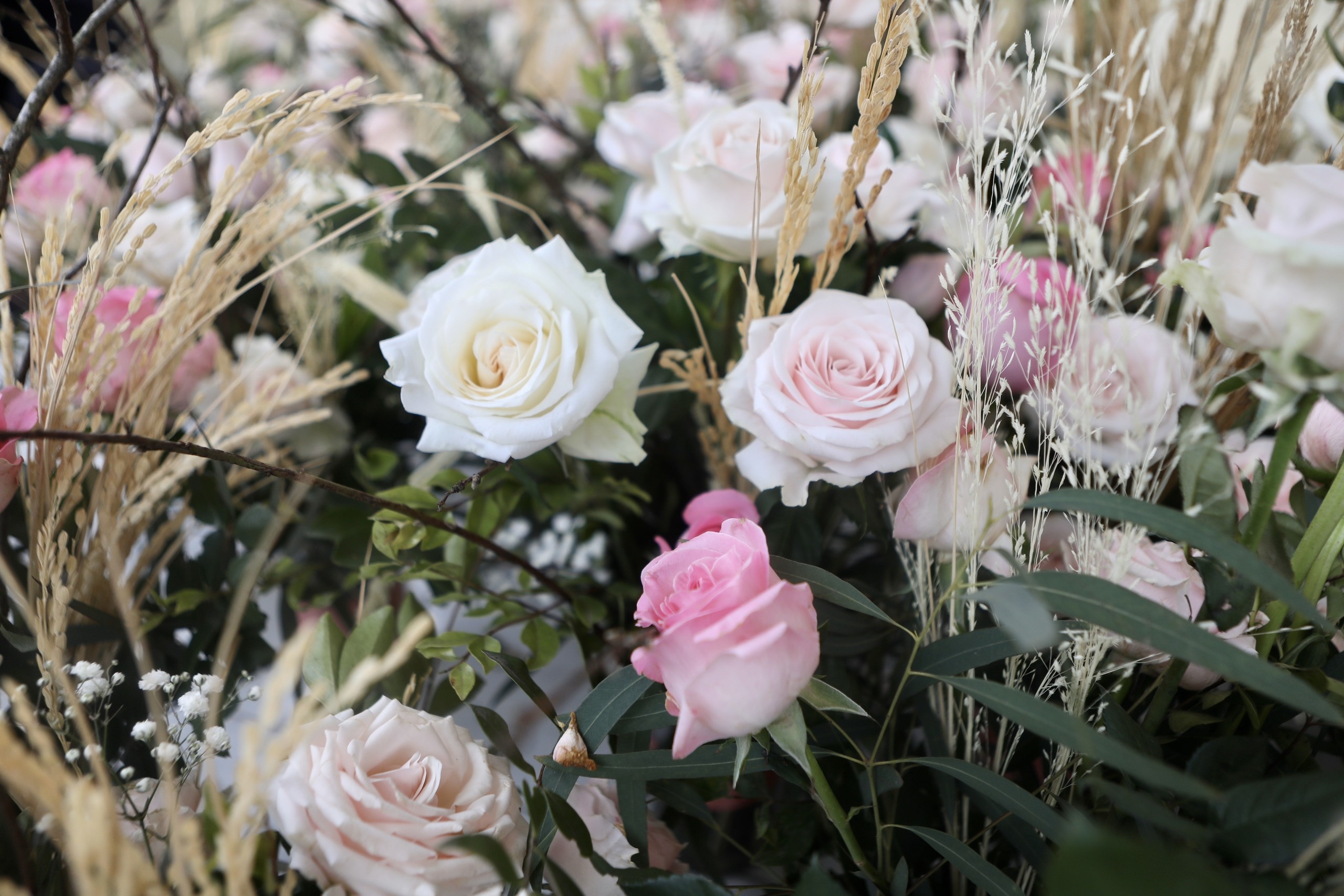 Hang nghin bong hoa duoc dung trang tri dam cuoi Duy Manh hinh anh