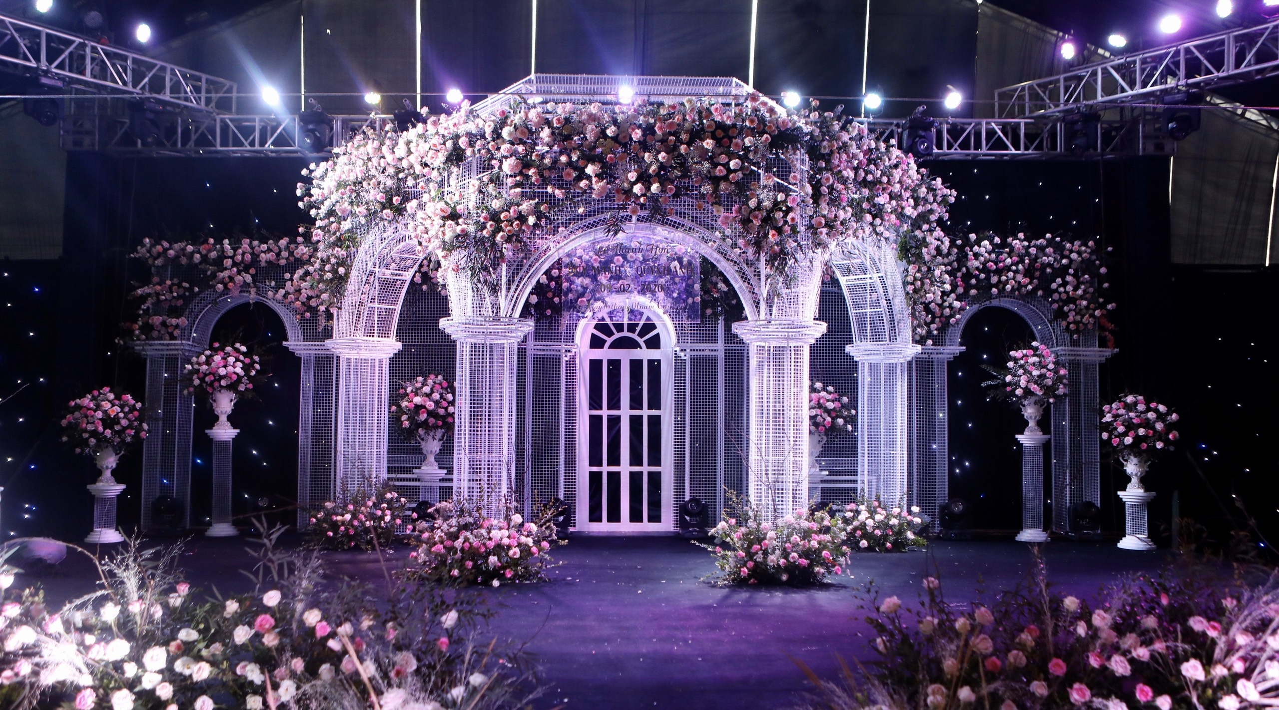 Khong gian tiec cuoi lang man cua Duy Manh hinh anh