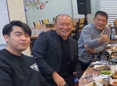 Thay Park an toi voi ban huan luyen tuyen nu Viet Nam hinh anh