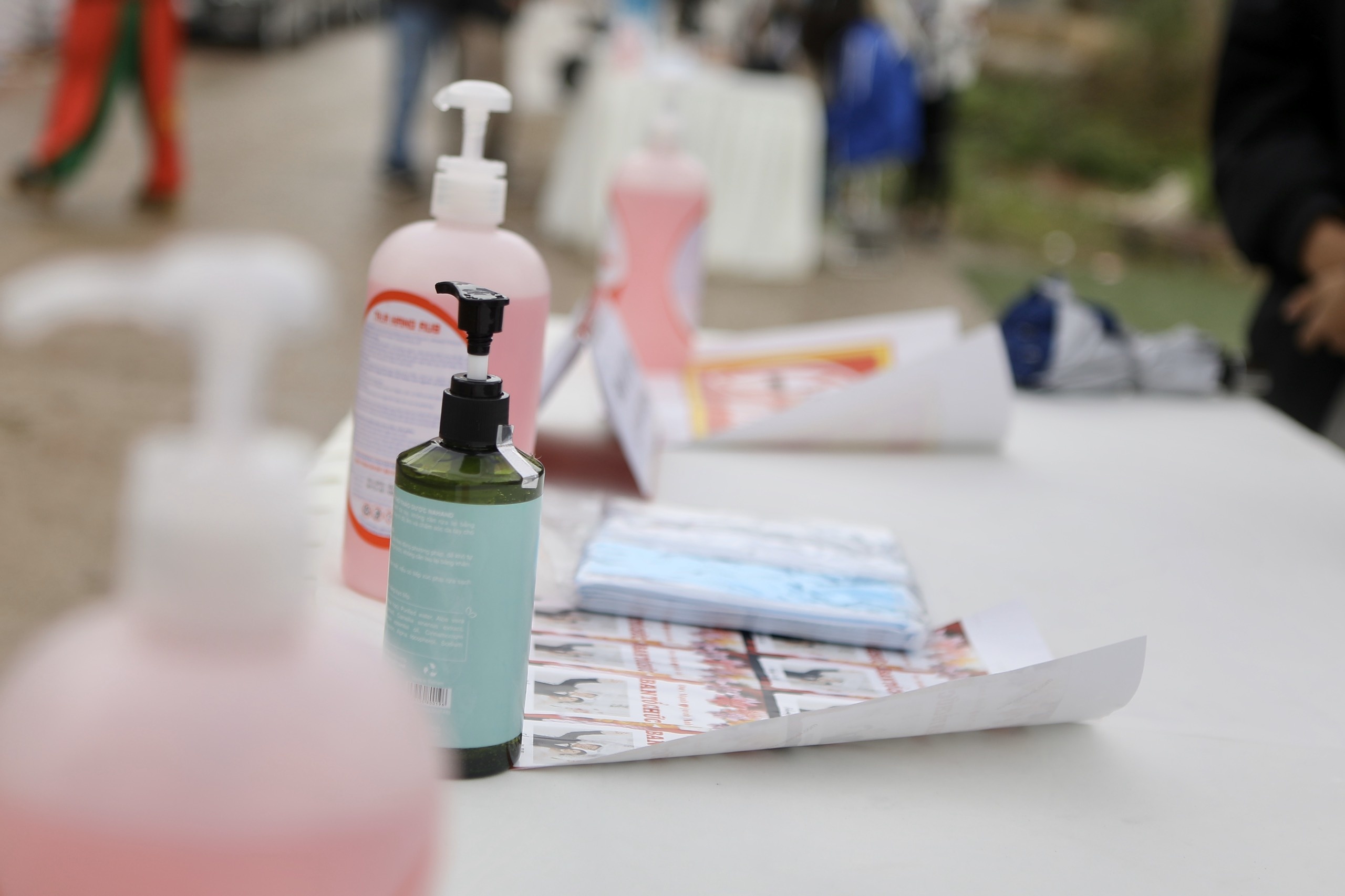 Nha Duy Manh chuan bi khau trang, nuoc rua tay cho khach den dam cuoi hinh anh