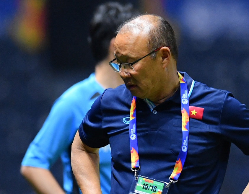 Vi sao HLV Park bi cam chi dao cac tran giao huu? hinh anh