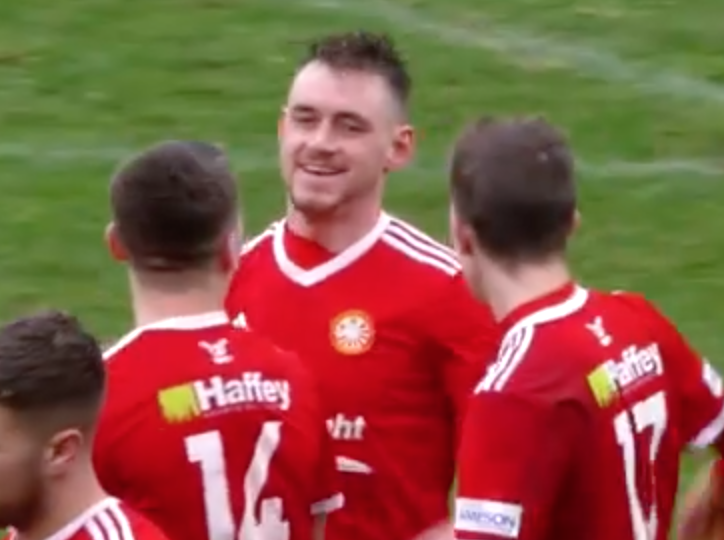 Cau thu an mung hut vi dong doi giup ghi ban hinh anh