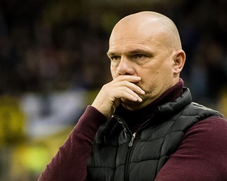 HLV Heerenveen chiu chi trich sau chuoi tran khong thang hinh anh