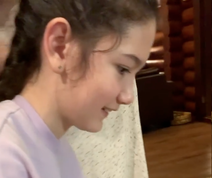 Em gai Van Lam tro tai lam banh hinh anh