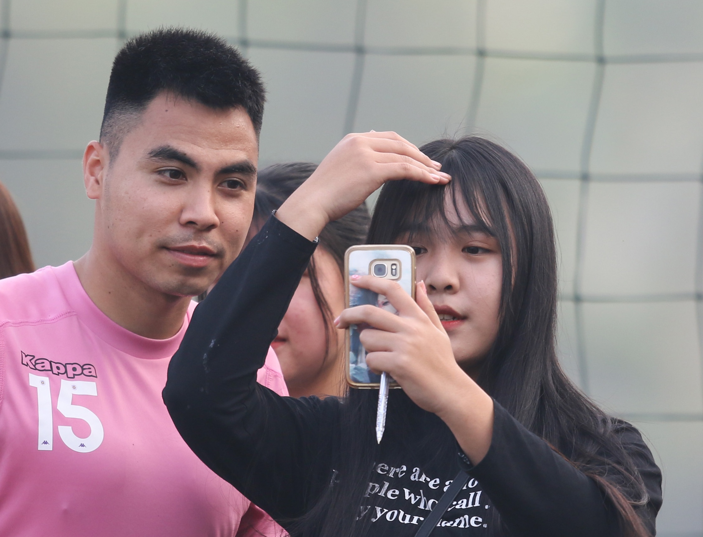 Cau thu Ha Noi va Viettel thu hut nu co dong vien den xem dau tap hinh anh