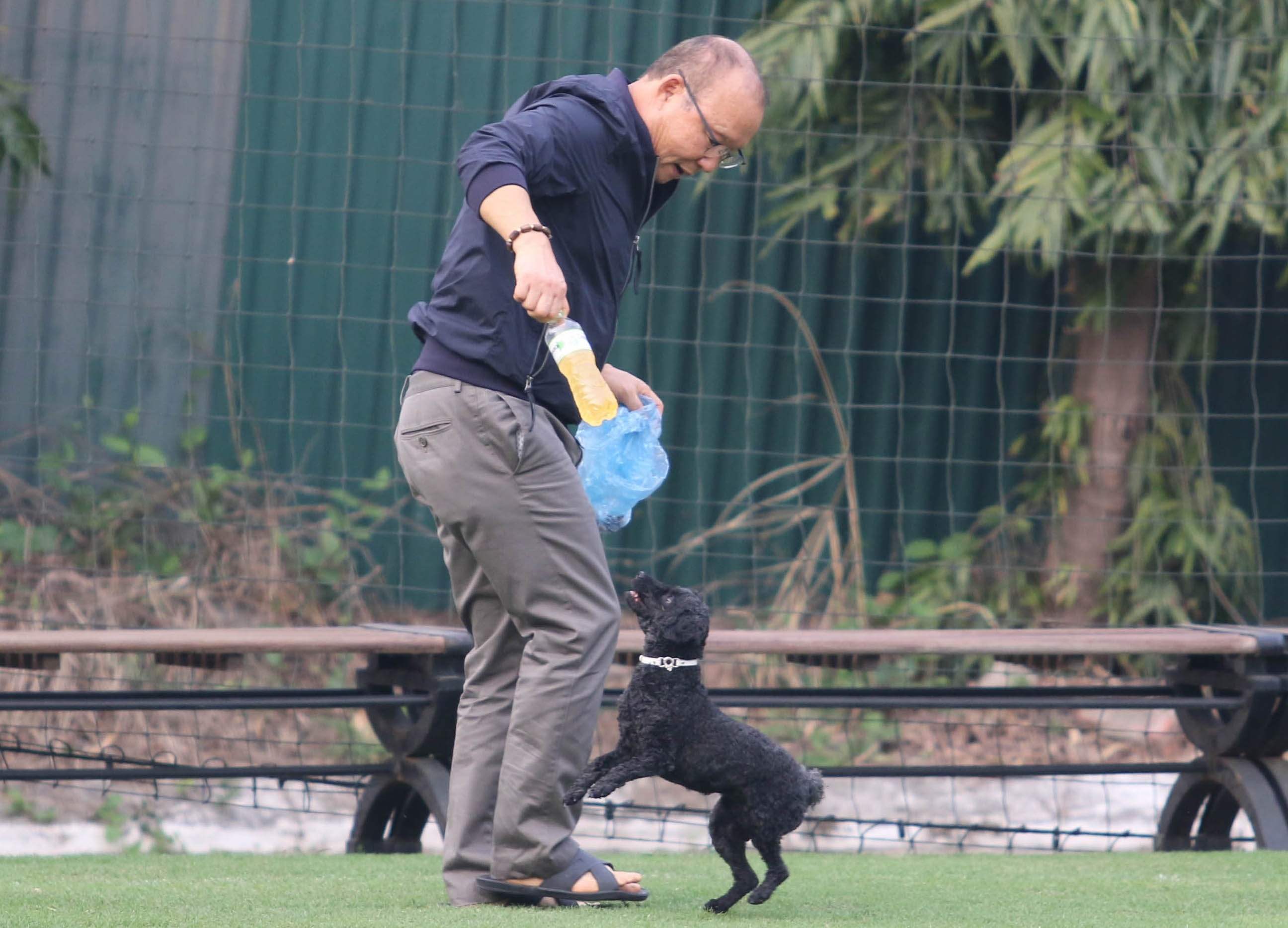 HLV Park choi dua voi cun cung hinh anh