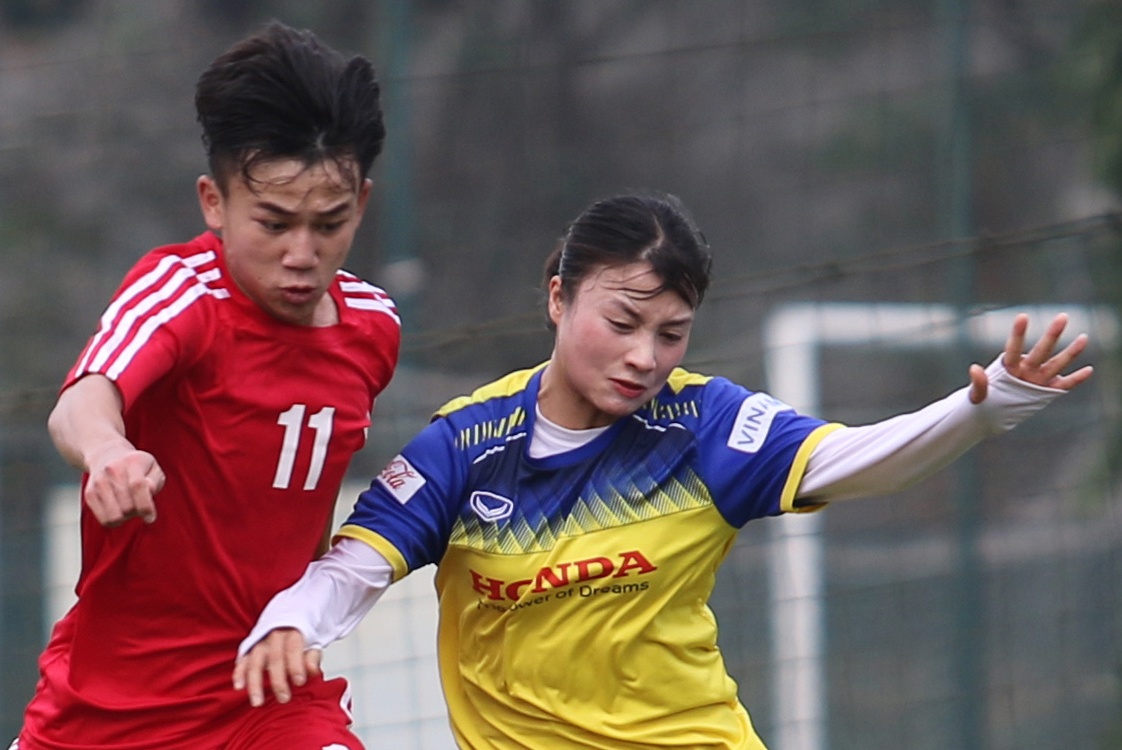 Hoang Thi Loan choi lan xa khi tuyen nu Viet Nam hoa U15 Ha Noi hinh anh