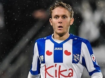 Cau thu Heerenveen sut bong vot xa di trung canteen san nha hinh anh