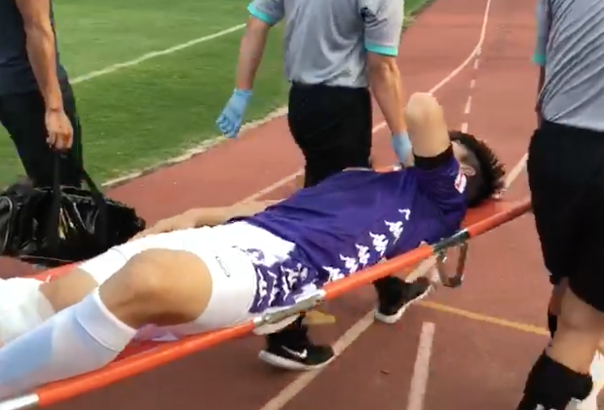 Duy Manh om mat nam cang roi san sau va cham hinh anh