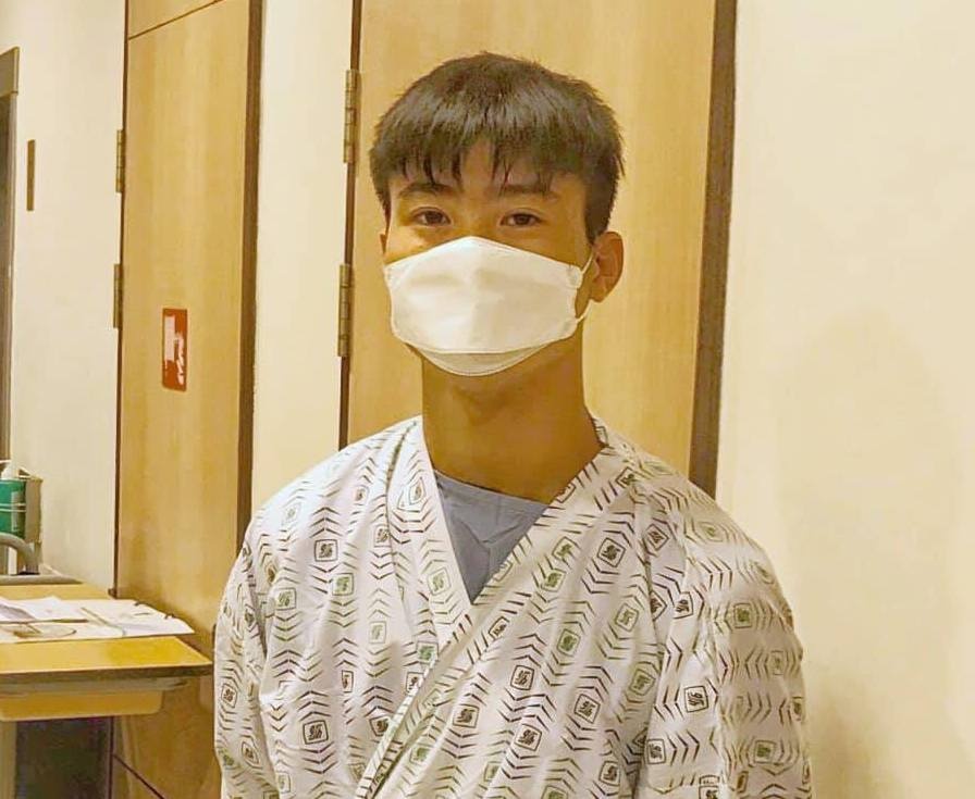 Duy Manh duoc phau thuat day chang dau goi tai Singapore hinh anh