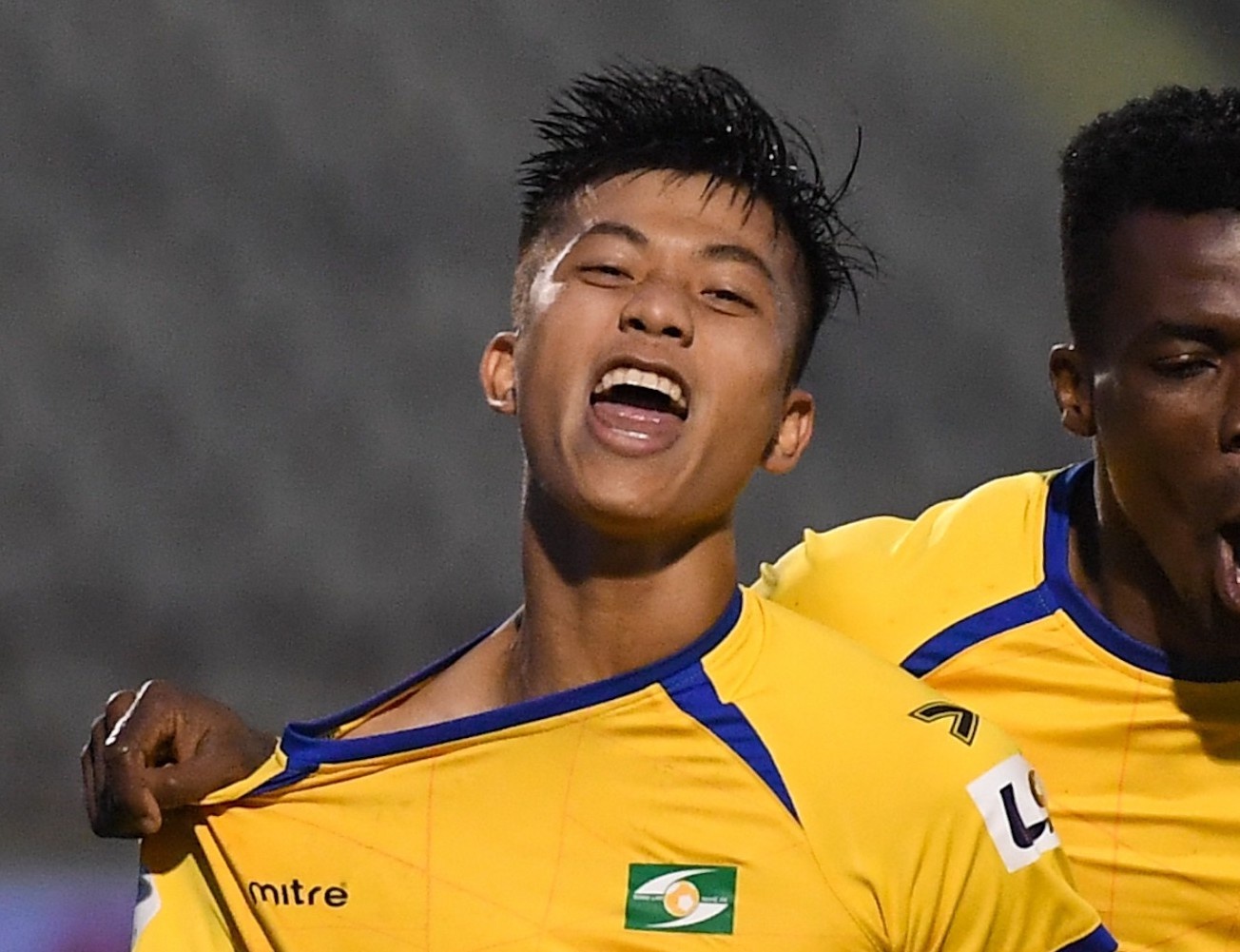 Phan Van Duc can hon 1 nam de ghi ban tro lai o V.League hinh anh