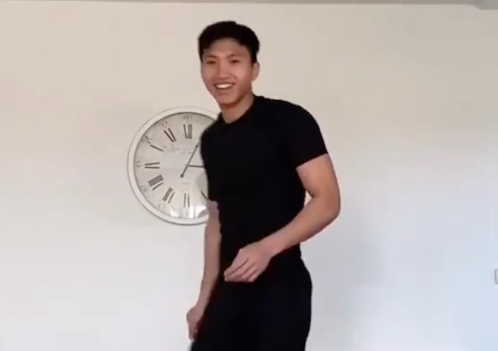 Van Hau lo sut vo dong ho khi tap luyen tai nha hinh anh