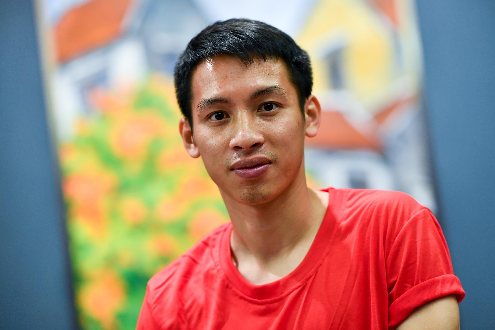 Hung Dung tranh thu hoc tieng Anh luc ranh roi hinh anh