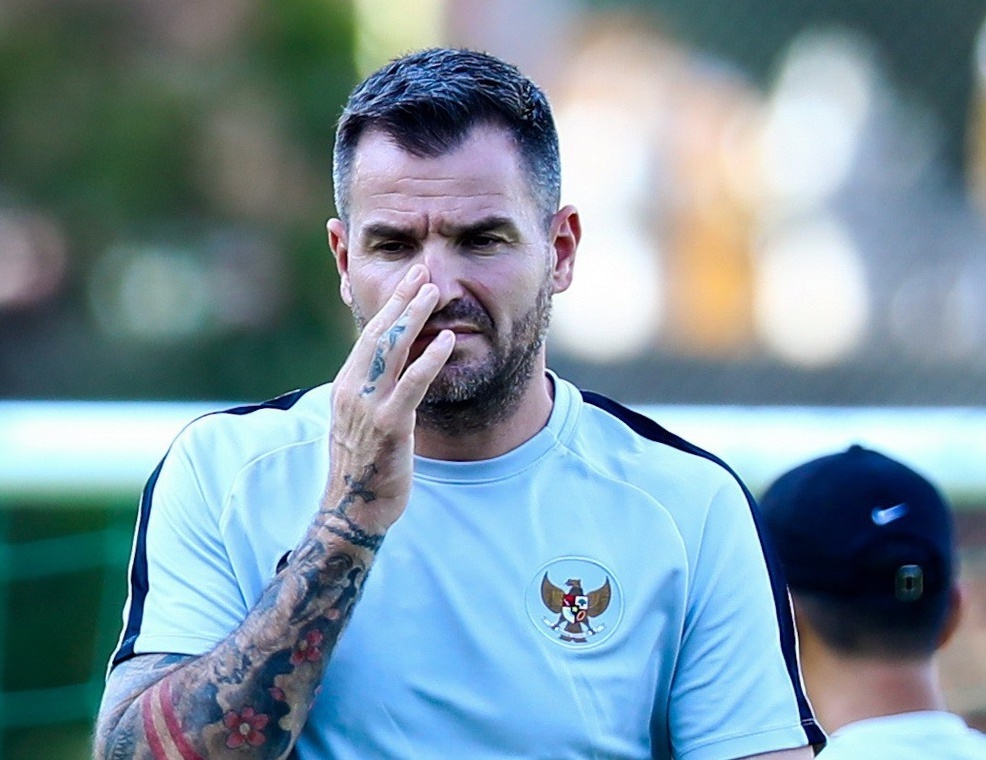 HLV Simon McMenemy nhac lai ky niem thang tuyen Viet Nam hinh anh