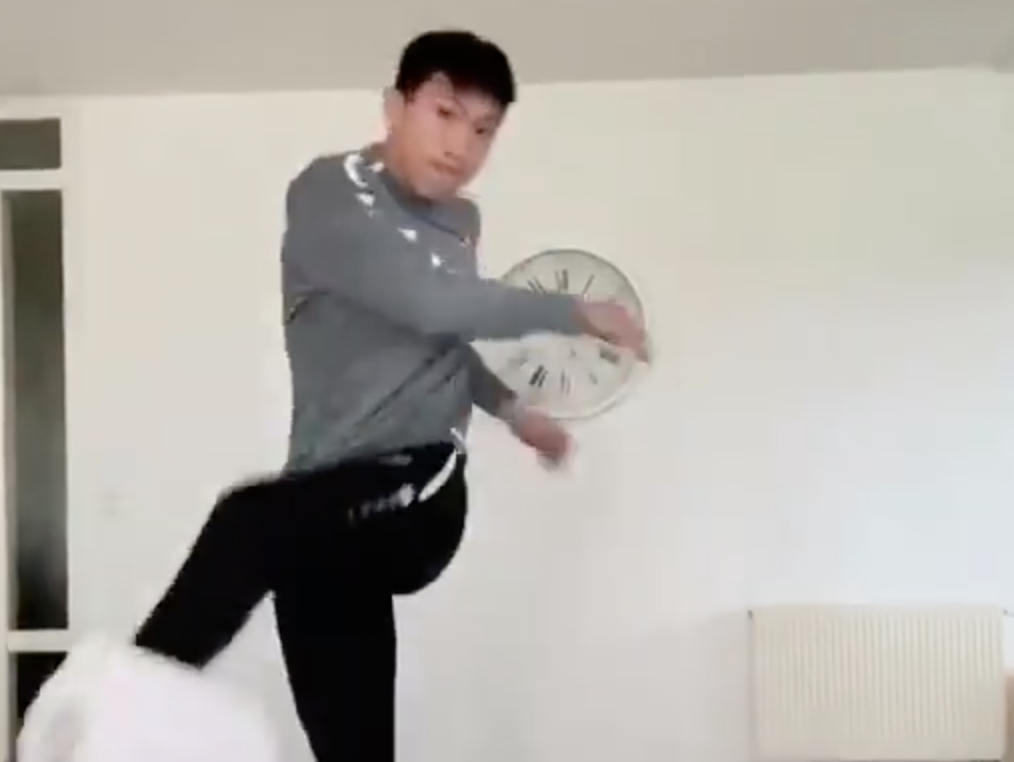 Van Hau cung dan cau thu Viet choi tro tang cuon giay ve sinh hinh anh