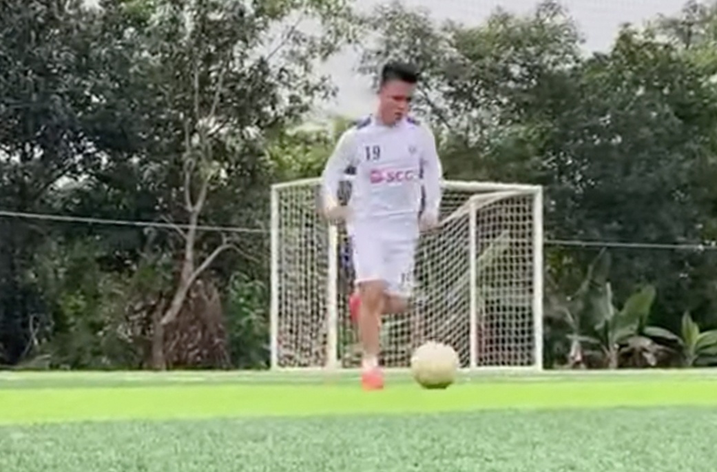 Quang Hai tu tap voi bong o nha hinh anh