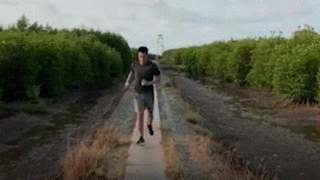 Mac Hong Quan duy tri the luc bang chay bo, dap xe hinh anh