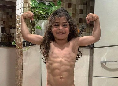 Co bung 6 mui cua cau be ham mo Ronaldo va Messi hinh anh