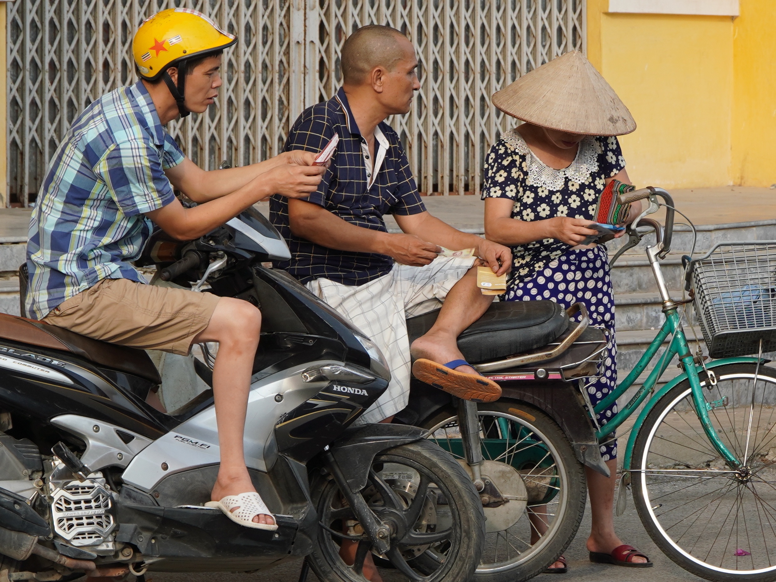 Phe ve nang gia tran Nam Dinh - HAGL len 2 lan hinh anh