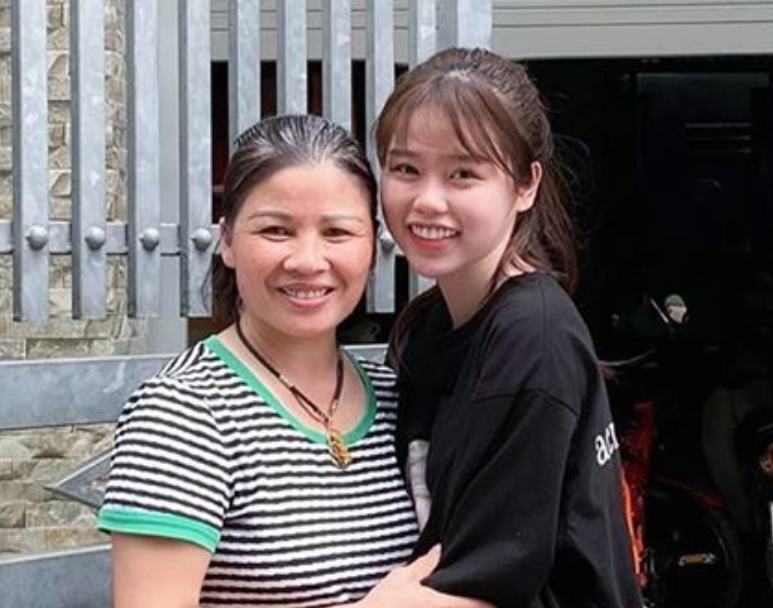 Huynh Anh ve ra mat me Quang Hai hinh anh