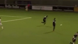 Cau thu dung mot dong tac re bong qua 5 nguoi roi ghi ban hinh anh