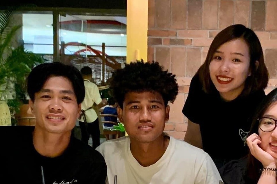 Buc anh chup chung hiem hoi cua Cong Phuong va ban gai hinh anh