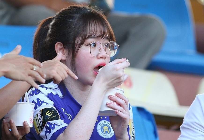 Ban gai Quang Hai tranh thu an toi truoc tran CLB Ha Noi - HAGL hinh anh