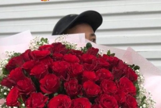 Quang Hai om hoa hong giau mat dip ky niem thang dau hen ho hinh anh