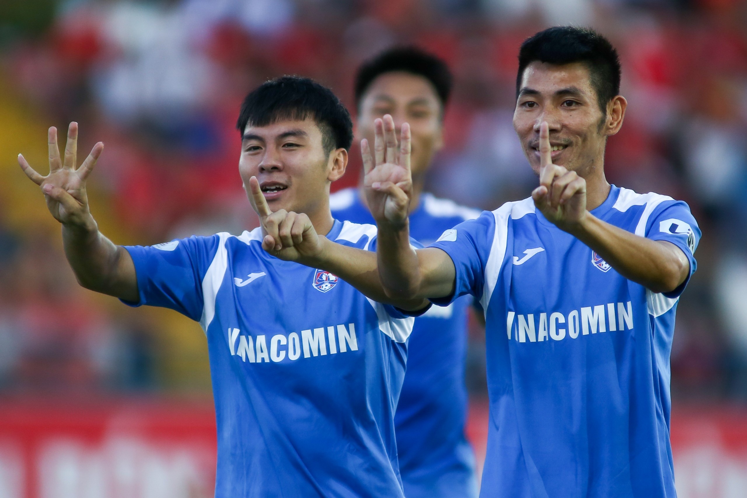 Dong doi tri an Nguyen Hai Huy sau khi ghi ban hinh anh