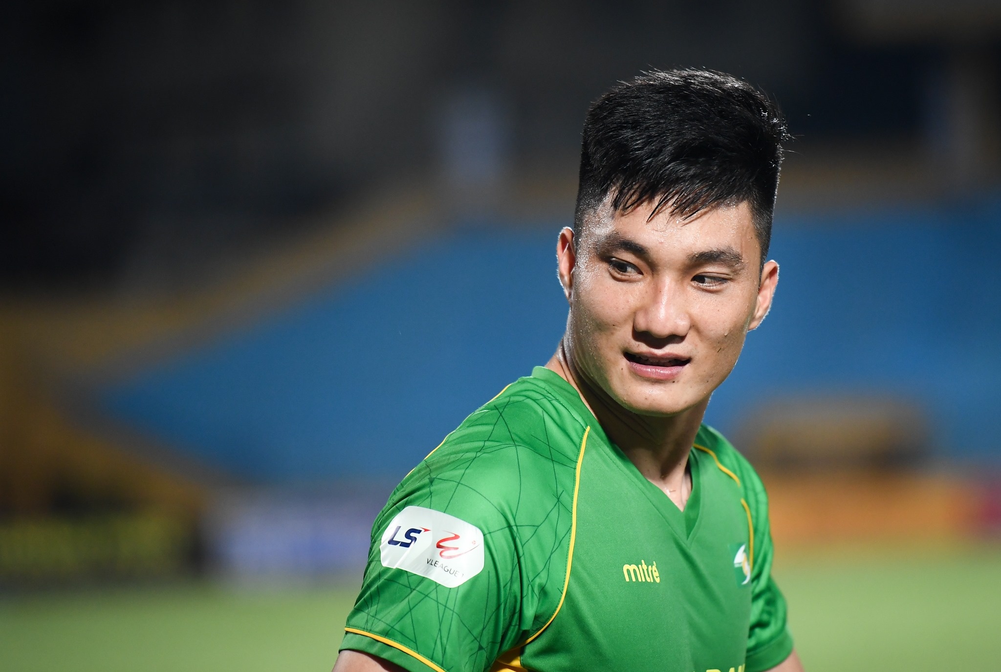 Quang Hai va dong doi lam nen cho ngay thi dau dang nho cua Van Hoang hinh anh