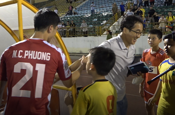 Cong Phuong keo tay tro ly Lee Young-jin hinh anh