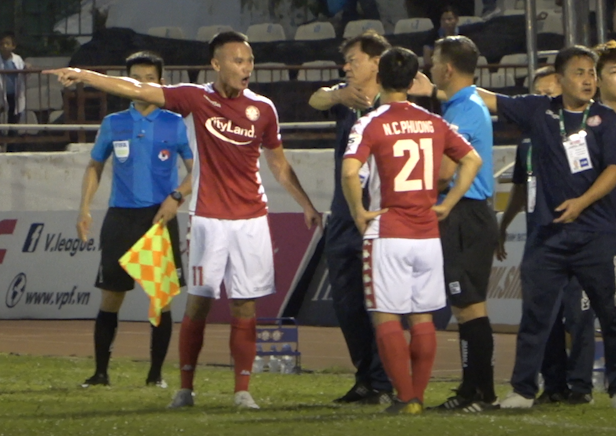 Cau thu TP.HCM tuc gian vi tam the vang khong dang co hinh anh