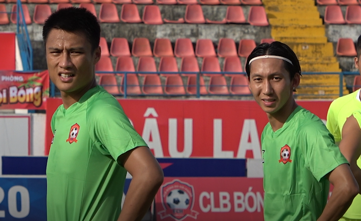 Mac Hong Quan gay chu y trong buoi tap dau tien o CLB Hai Phong hinh anh