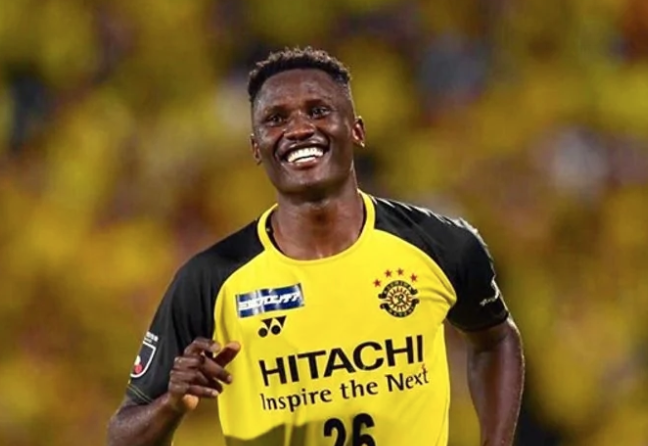 Cau thu xau kim hau ve truoc khi ghi ban o Nhat Ban hinh anh