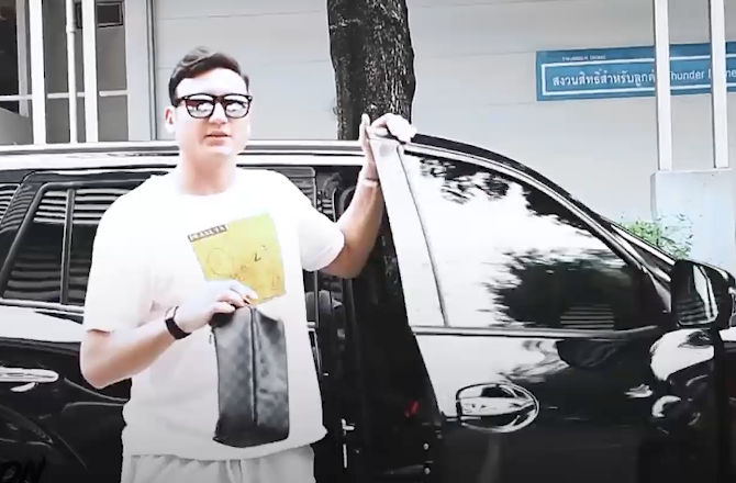 Van Lam duoc ban gai tang banh sinh nhat hinh anh